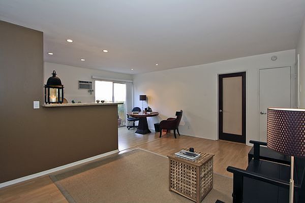 1st image of 964 Larrabee St APT 106