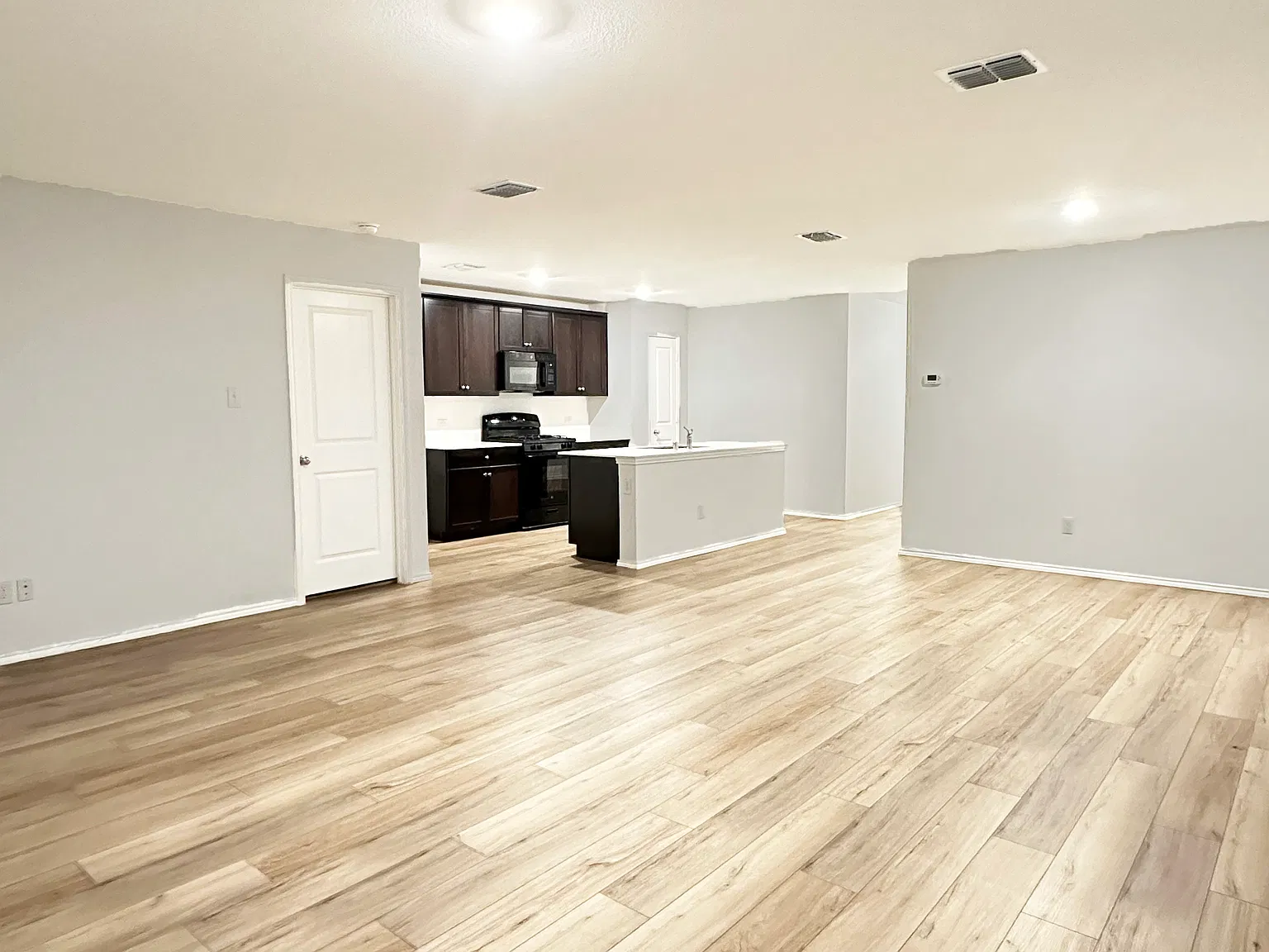 4 bed, 1726 sqft, $2,100 — Photo 4