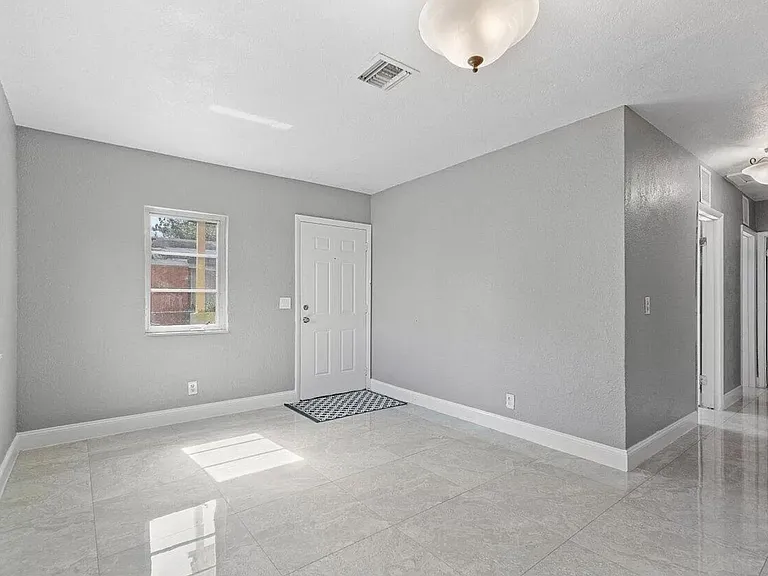 1803 Linden Ave — Photo 3