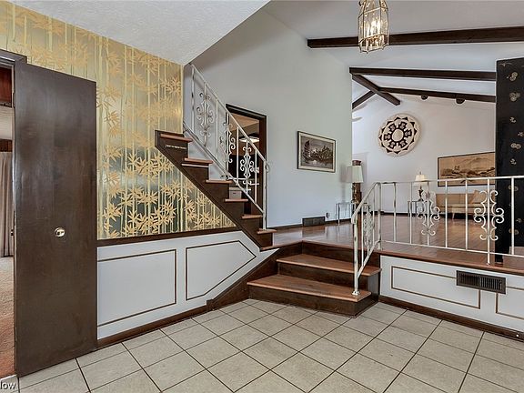 2nd image of 946 Oakview Dr