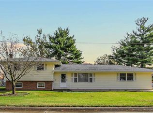 829 Kenton Dr, Charleston, IL 61920