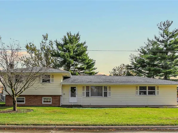 829 Kenton Dr, Charleston, IL 61920