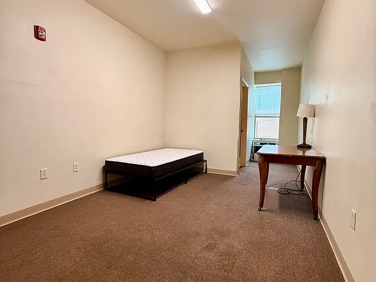 1002 N Pine St — Photo 3