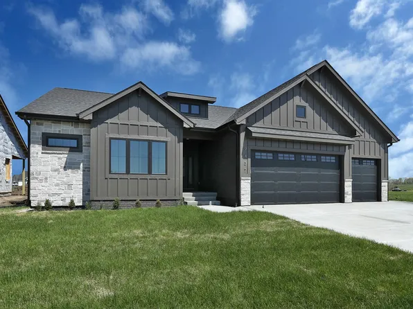 9437 NW 82nd Ave, Johnston, IA 50109
