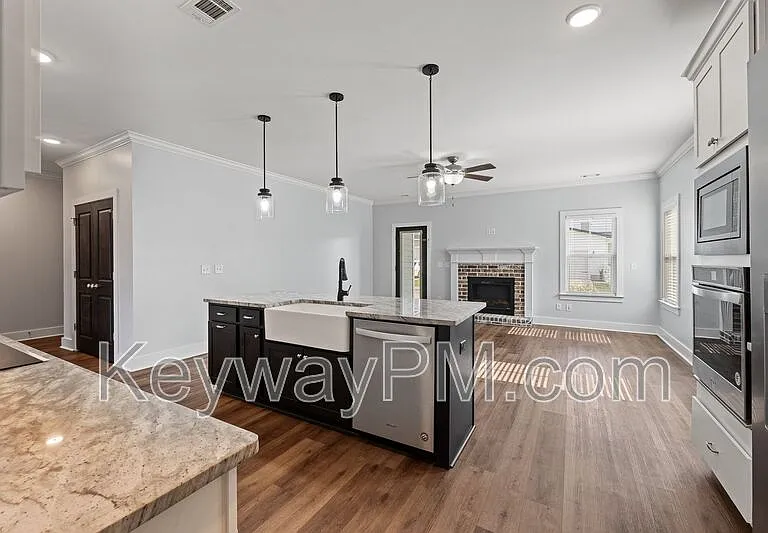 2217 Laurens St — Photo 6