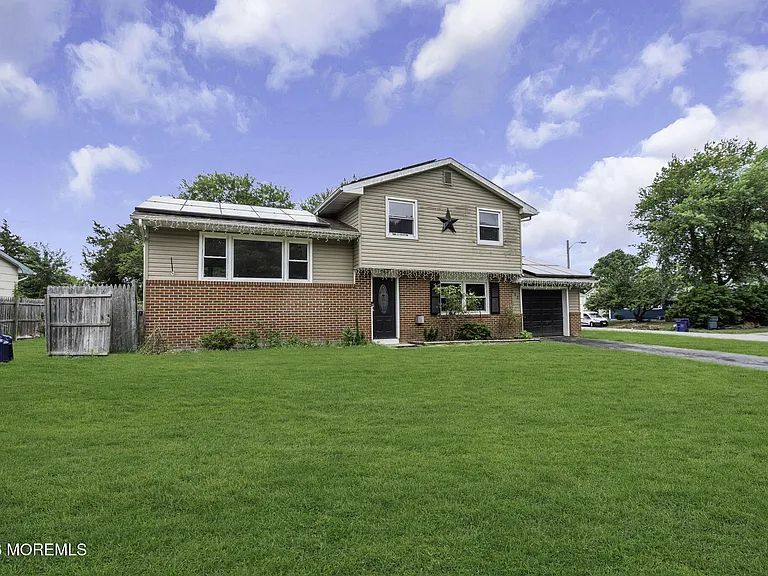 102 Buckhorn Lake Ct — Photo 1