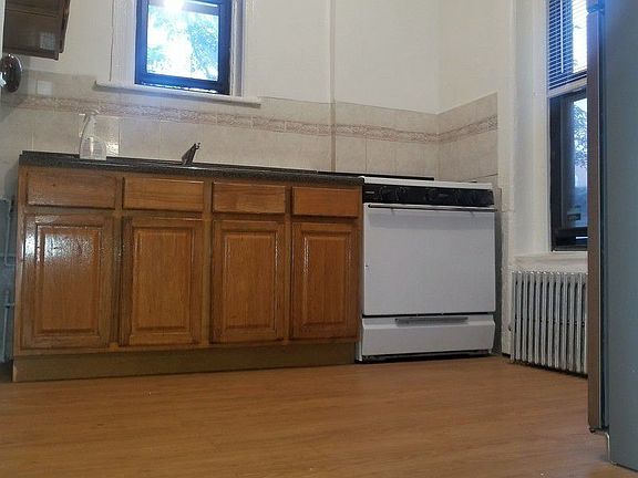 5th image of 714 Manhattan Ave #2