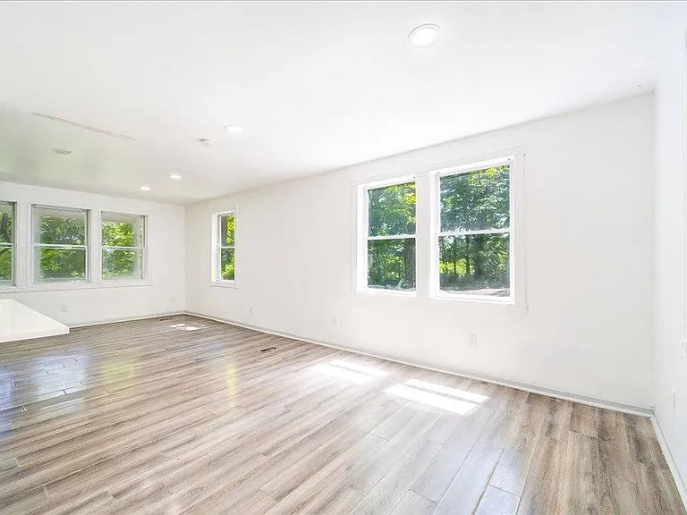 629 South Rd — Photo 10