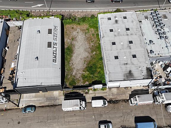4th image of 2754 E 7th St