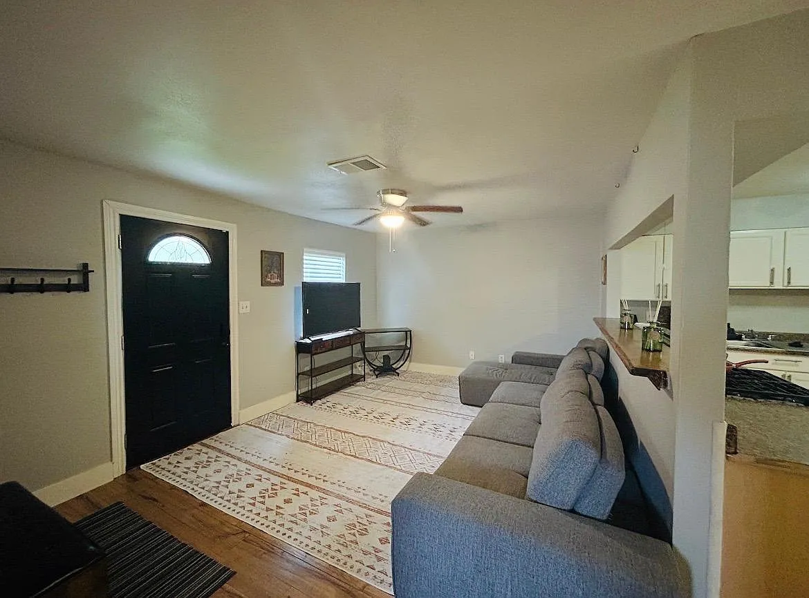 3 bed, 2.0 bath, 1204 sqft, $1,700 — Photo 2