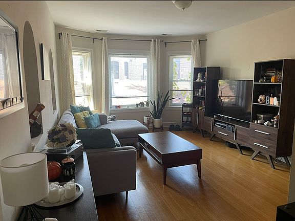 2nd image of 652 W Wellington Ave APT 3