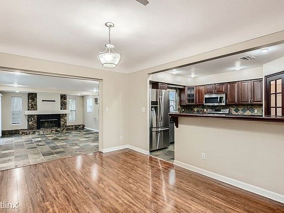 3rd image of 3028 Desoto Way S