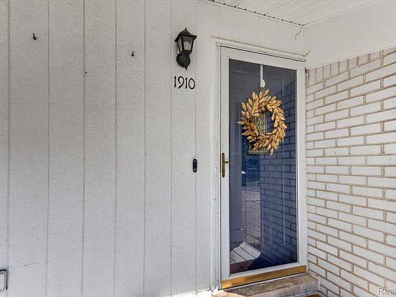 4th image of 1910 Alton Cir