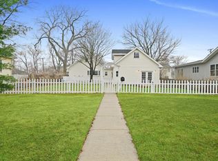 18 N Park St, Westmont, IL 60559