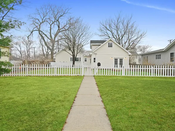 18 N Park St, Westmont, IL 60559