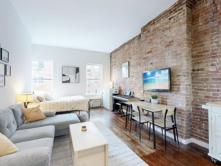 323 W 75th St #3D — Photo 1