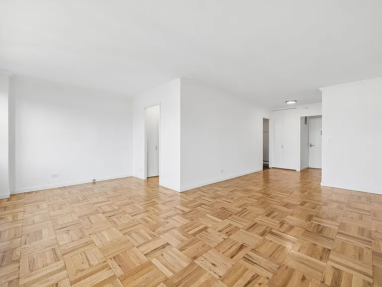 230 E 15th St #8L — Photo 4