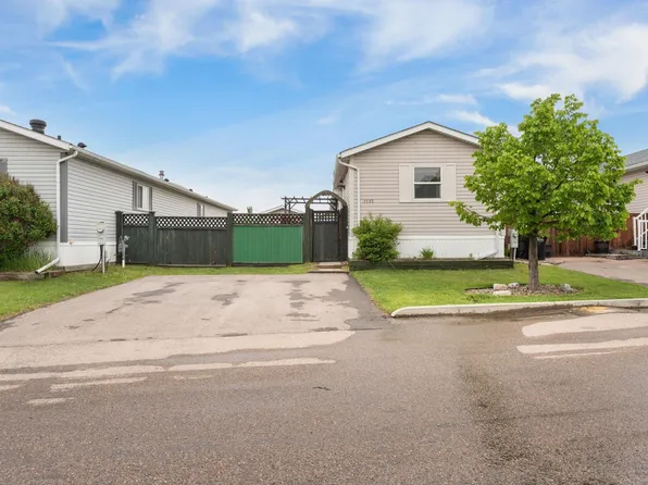 1592 Jubilee Dr, Strathcona County, AB T8H 2M9