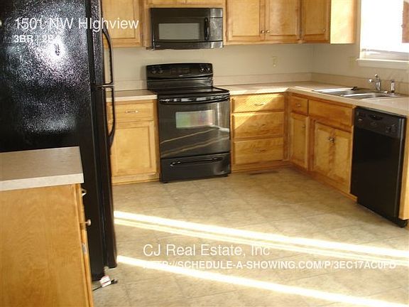 3rd image of 1501 NW High View Dr