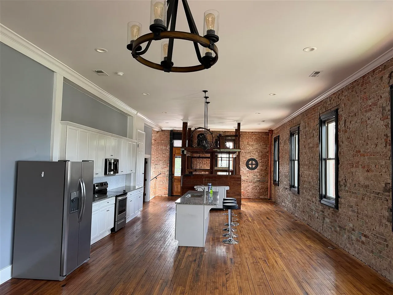 2 bed, 4000 sqft, $1,900 — Photo 3