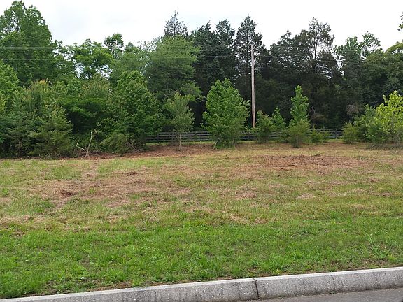 3rd image of Creekside Dr