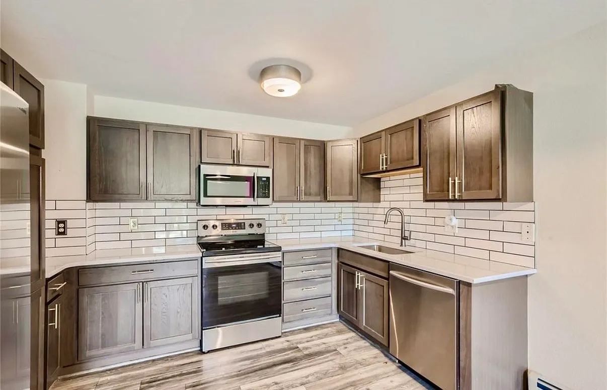 2 bed, 1300 sqft, $2,500 — Photo 3
