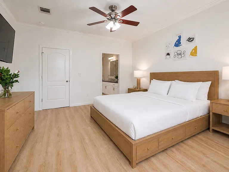 1115 Kinney Ave #19 — Photo 15