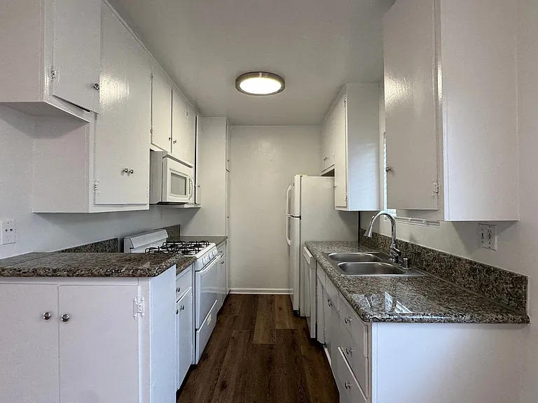 6632 Darby Ave — Photo 1