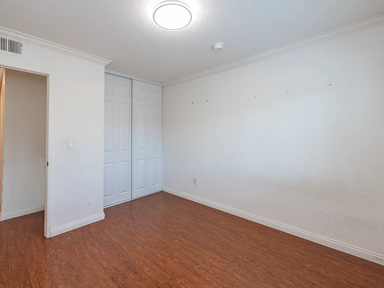166 Greenmoor — Photo 19