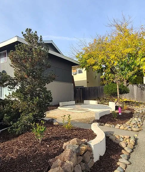 Montrose Apts — Photo 16