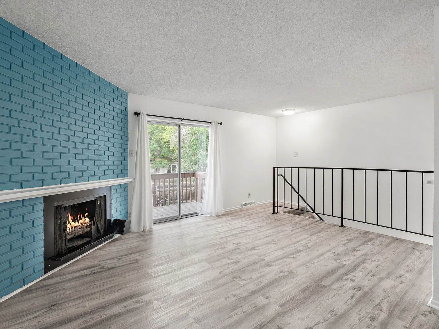 2 bed, 924 sqft, $1,700 — Photo 2