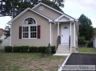 53 Belford Ave, Bay Shore, NY 11706
