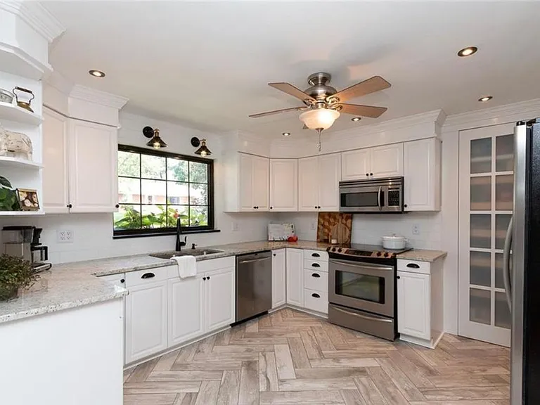 256 Castle Dr — Photo 9