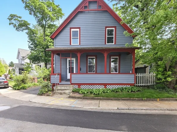 17 Manhattan St, Springfield, MA 01109