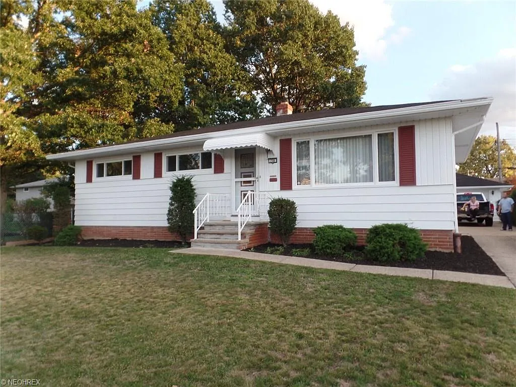 758 E Dartmoor Ave photo 1