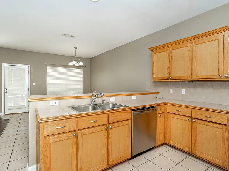 10022 Petersburg Dr — Photo 21