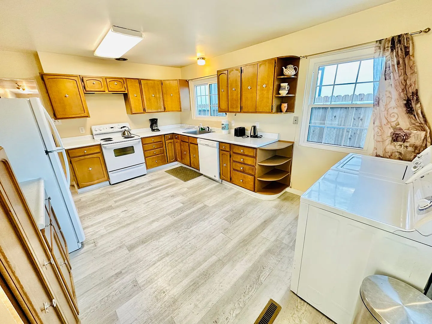 Large Midtown home in the center of it all — Photo 2