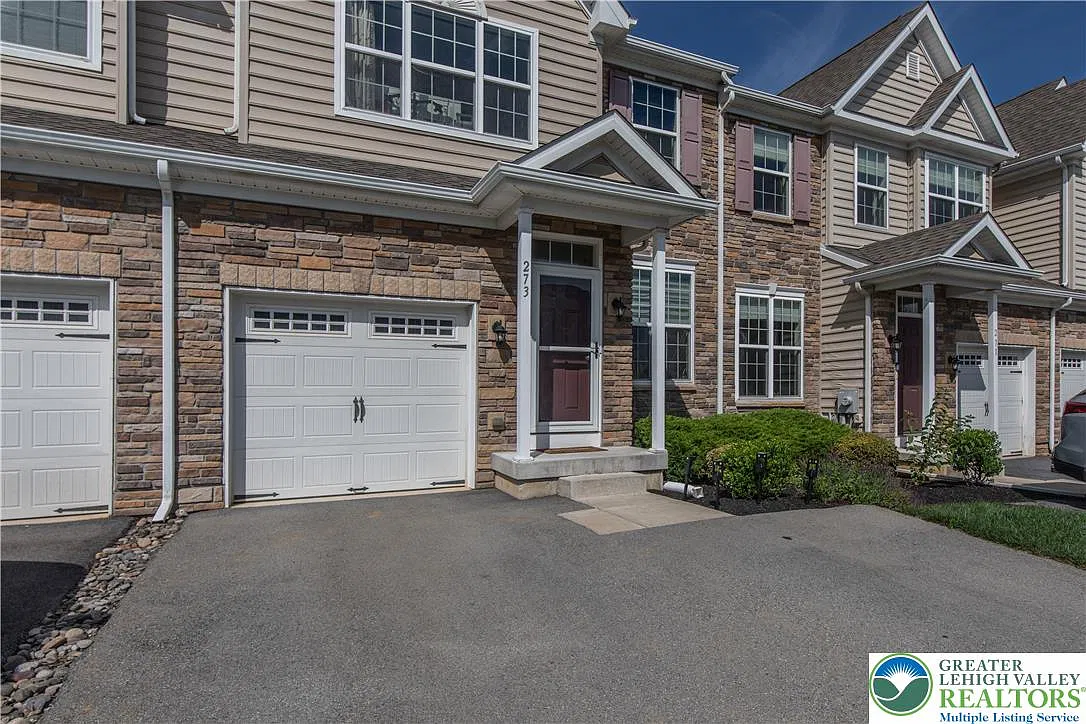 3 bed, 2.5 bath, 2590 sqft, $2,700 — Photo 2