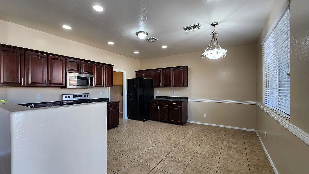 4 bed, 3.0 bath, 2695 sqft, $2,095 — Photo 3