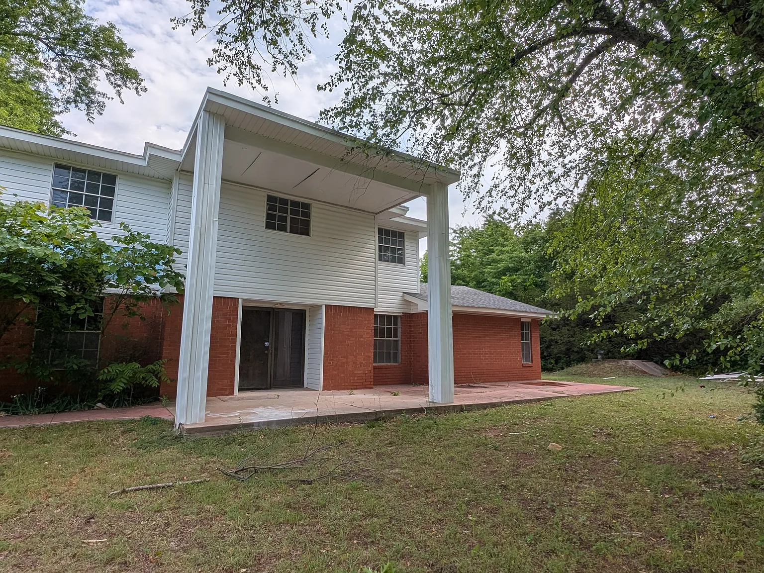 3 bed, 2.5 bath, 2198 sqft, $1,995 — Photo 2