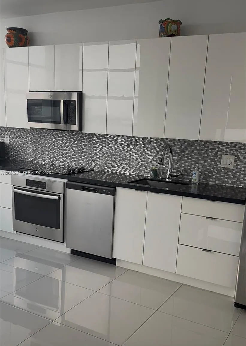 Majorca Towers Condo — Photo 2