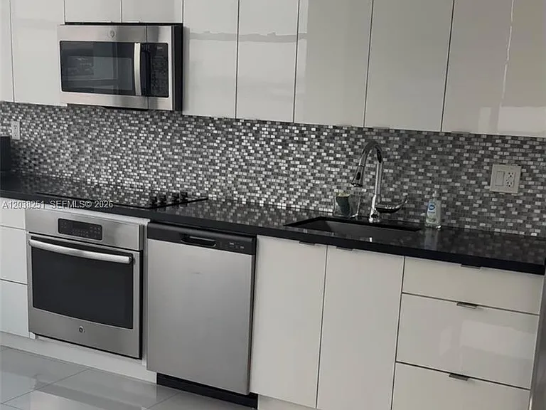 11930 N Bayshore Dr #Penthouse 8 — Photo 2