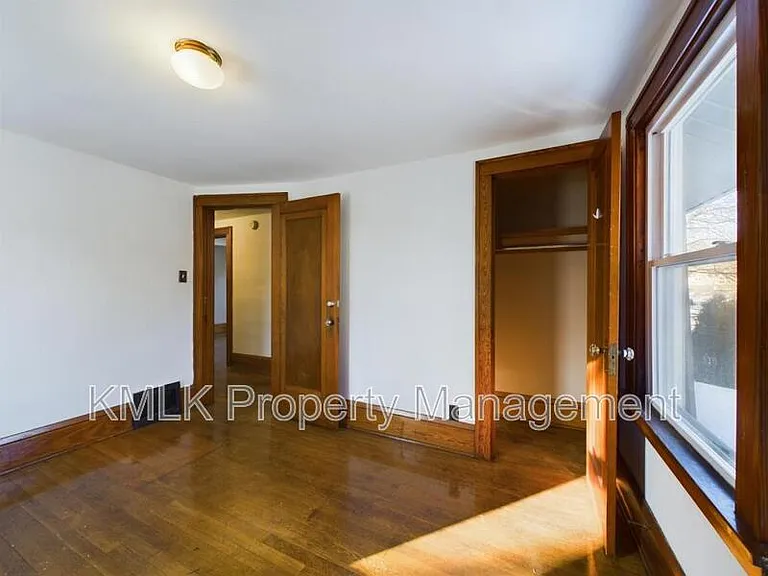 524 Allyn St — Photo 42