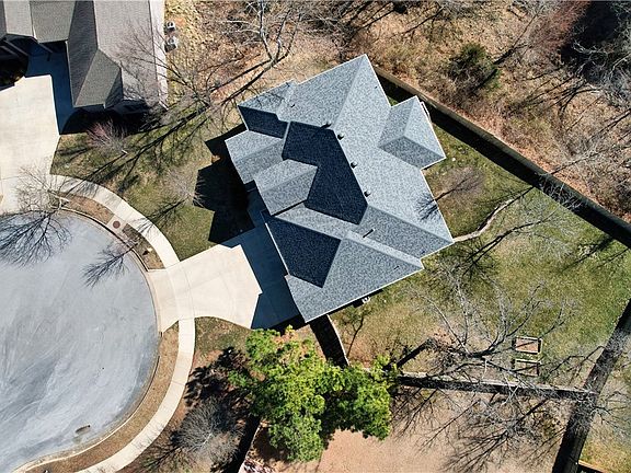 5th image of 302 NW Shady Ln
