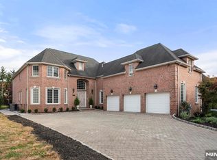 1086 Arcadian Way, Fort Lee, NJ 07024