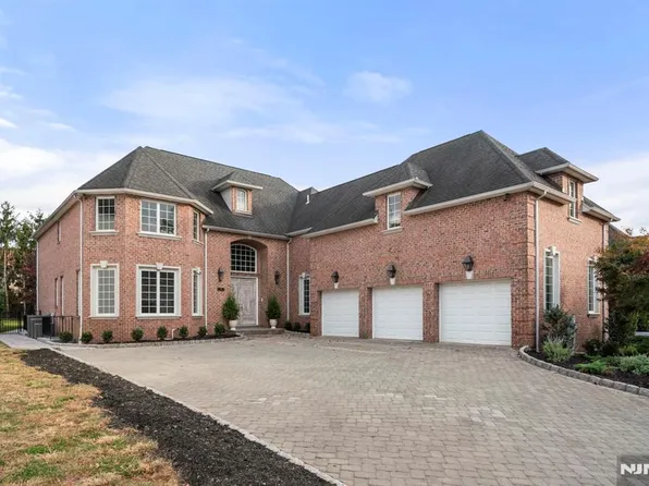 1086 Arcadian Way, Fort Lee, NJ 07024