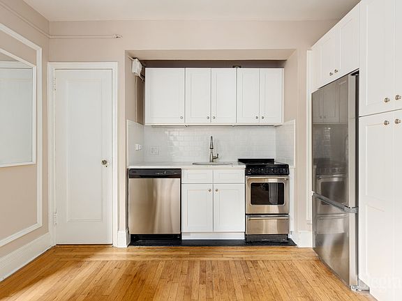 4th image of 325 W 45th St APT 720