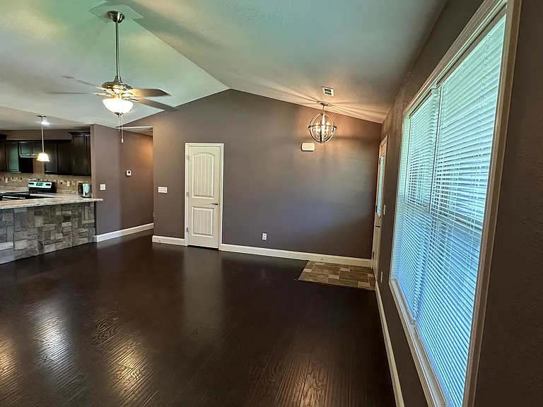 333 Lyle Curtis Cir — Photo 4