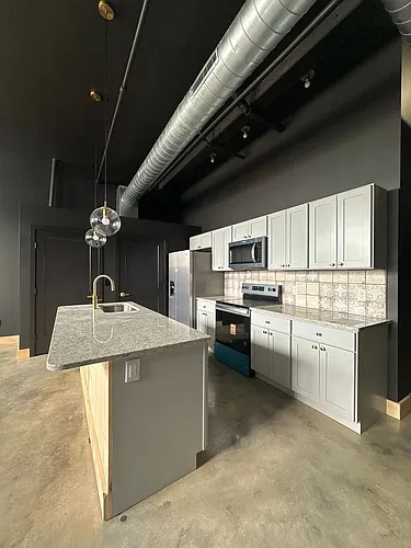 21 W Broadway Photo 1