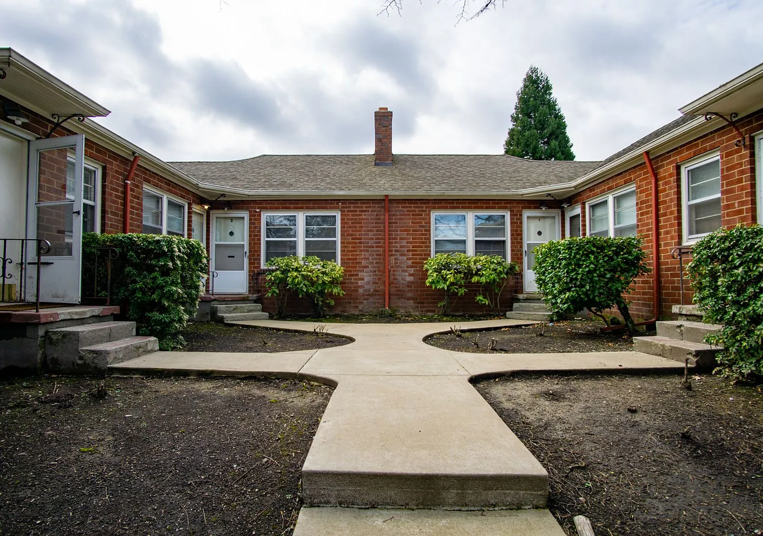 Fabulous Courtyard 1-Bedroom Right Off Alberta! — Photo 2